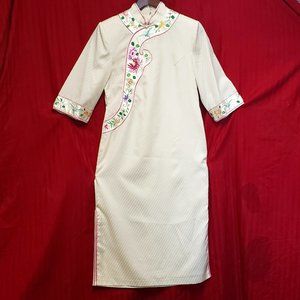 🍁Satin White Cheongsam/ Mandarin Dress with Chrysanthemum Embroidery.